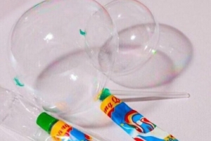 Cảnh báo ngộ độc từ trò chơi thổi bong bóng từ tuýp dạng keo